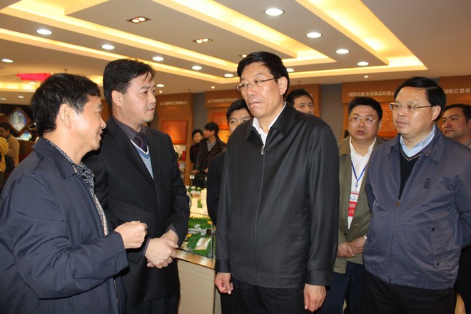 中共湖南省委书记徐守盛（左三）等省直有关部门负责人在我公司调研